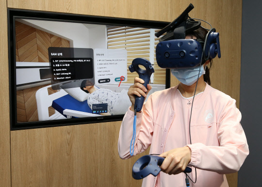 서울아산병원에 구축된VR 전용 교육장에서 간호사가응급환자 조기 대응에 관한 VR 교육을 체험하고 있다. 서울아산병원 제공